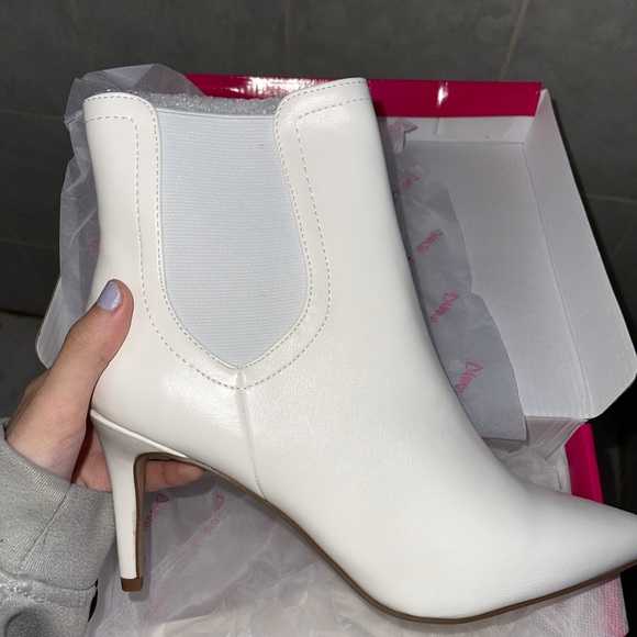 Woman’s white leather boots with heel - Picture 1 of 3